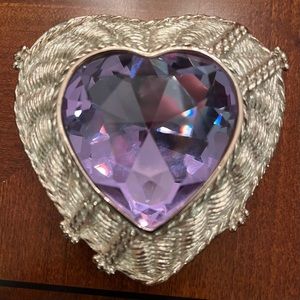 Beautiful silver plate, heart shaped trinket box w/sparkling “gemstone”
